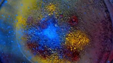 Pudra rengi patlama ağır çekim