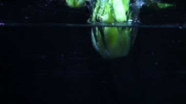 Ağır çekim suya düşen marul