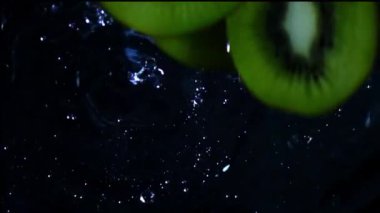 Suya düşen ve sıçramasına Kivi Meyve ağır çekim