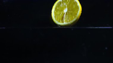 Ağır çekim suya düşen ve sıçramasına Orange