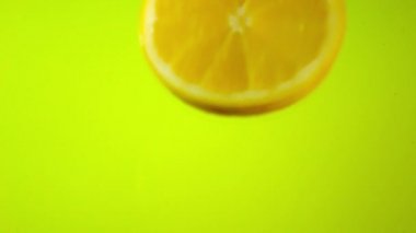 Ağır çekim suya düşen ve sıçramasına Orange