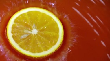 Ağır çekim suya düşen ve sıçramasına Orange