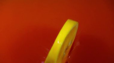 Ağır çekim suya düşen ve sıçramasına Orange