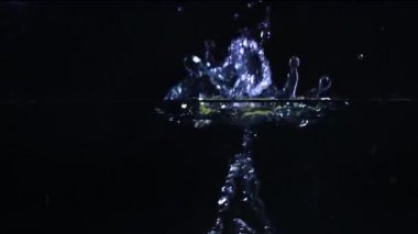 Ağır çekim suya düşen ve sıçramasına Orange