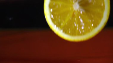 Ağır çekim suya düşen ve sıçramasına Orange