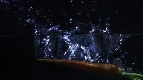 にんじん水に落ちるとはねのスローモーション — ストック動画