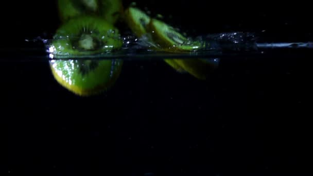 Slow Motion Van Kiwi Fruit Vallende Water Spatten — Stockvideo