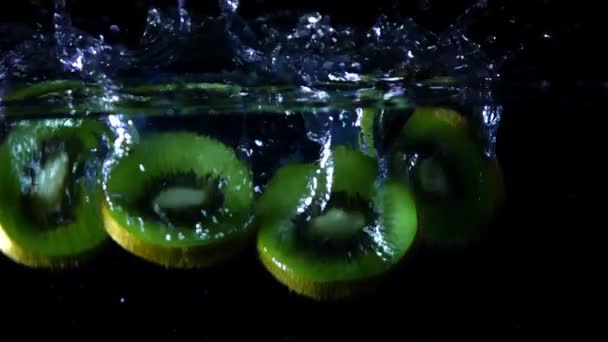 Slow Motion Van Kiwi Fruit Vallende Water Spatten — Stockvideo