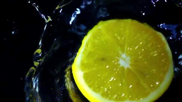 Slow Motion Van Oranje Vallen Aan Water Spatten — Stockvideo