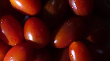 Ağır çekim iplik kırmızı domates kadar kapatın