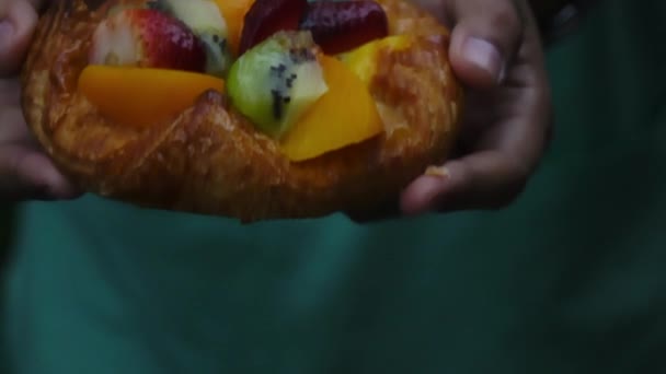 Hand Met Deense Fruit Slowmotion — Stockvideo