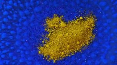 Mavi renk toz patlama ağır çekim