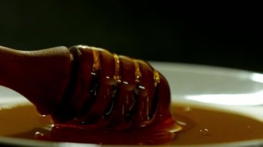 Damla bal yavaş siyah arka plan üzerine