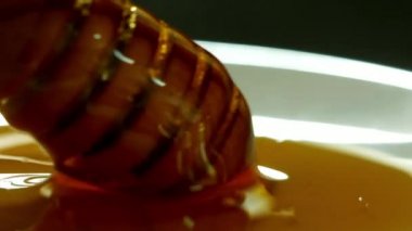 Damla bal yavaş siyah arka plan üzerine