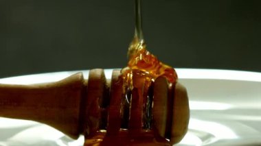 Damla bal yavaş siyah arka plan üzerine