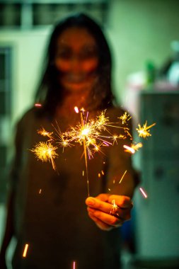 Havai fişek Cadılar Bayramı Festivali'nde oynayan kadınlar makyaj hayalet yüz