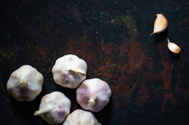 Siyah arka planda sarımsak