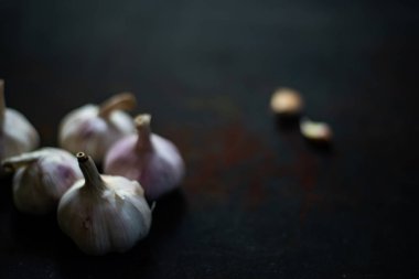 Siyah arka planda sarımsak