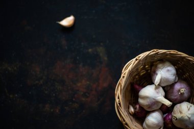 Siyah arka planda sarımsak