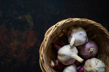 Siyah arka planda sarımsak