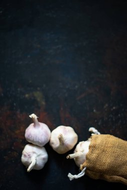 Siyah arka planda sarımsak