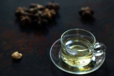 Sacha InChI sıcak çay siyah arka plan üzerine