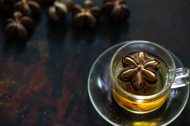 Sacha InChI sıcak çay siyah arka plan üzerine