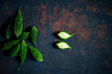 Siyah vintage zemin üzerine Bitter kabak