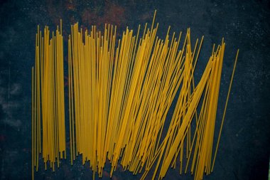 Siyah arka planda sarı spagetti