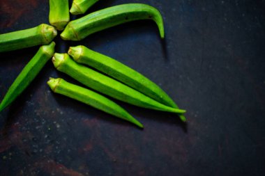 Siyah arka plan üzerine taze yeşil roselle