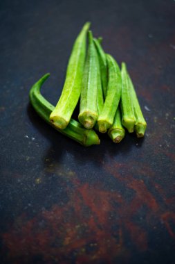 Siyah arka plan üzerine taze yeşil roselle