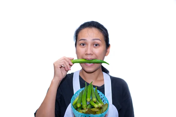 Chef Mulheres Comendo Rosela Verde Fresco — Fotografia de Stock