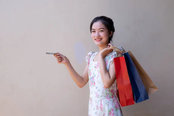 Retrato Menina Bonita Segurando Saco Compras — Fotografia de Stock