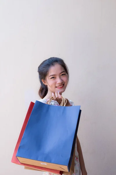 Güzel Kız Alışveriş Çantası Elinde Portresi — Stok fotoğraf