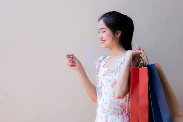 Retrato Hermosa Chica Sosteniendo Bolsa Compras — Foto de Stock