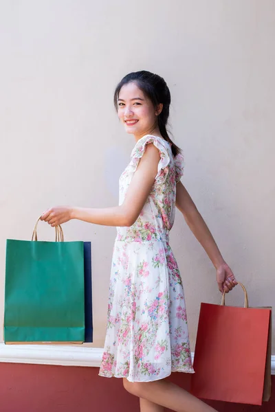 Retrato Hermosa Chica Sosteniendo Bolsa Compras — Foto de Stock