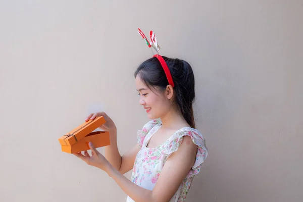 美丽的女孩藏品礼物盒的肖像圣诞节节日 — 图库照片