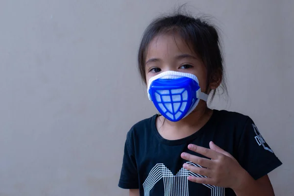 Seorang Gadis Menggunakan Masker — Stok Foto