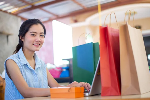 Retrato Menina Bonita Feliz Com Negócio Proprietário — Fotografia de Stock