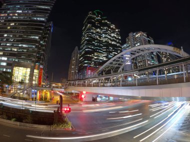 Trafik ışığı gece Bangkok Tayland