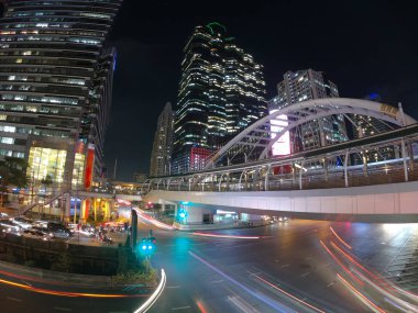 Trafik ışığı gece Bangkok Tayland