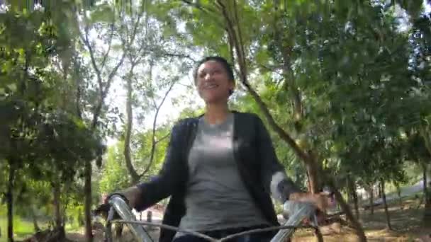 Hermosas Mujeres Felices Con Andar Bicicleta Cámara Lenta Parque — Vídeos de Stock