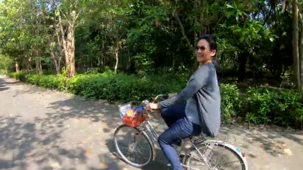 Красивые Женщины Счастливы Кататься Велосипеде Замедленной Съемки Парке — стоковое видео