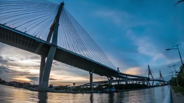 泰国曼谷 Chaopraya 河上普密蓬大桥日落的时间间隔 — 图库视频影像