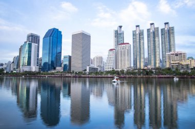 Benjakitti Park Bangkok Tayland gece manzara