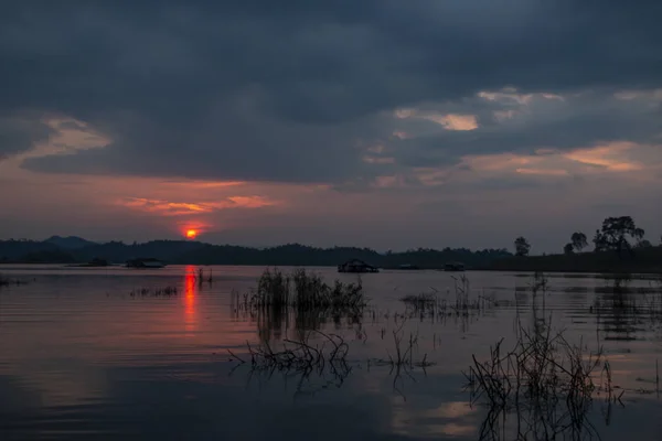 Solnedgång Vid Den Sjön Och Regn Strom — Stockfoto