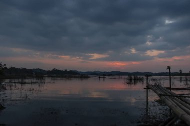 Kanchanaburi Tayland gün batımında Songkalia Nehri'nin manzara