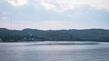 Günbatımı zaman atlamalı Songkalia River Kanchanaburi Tayland 