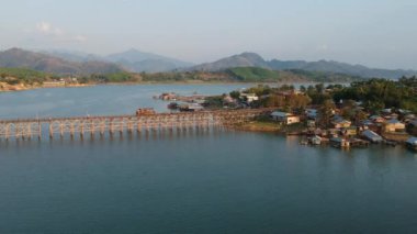 Sangklaburi Tayland Pzt köprünün havadan görünümü