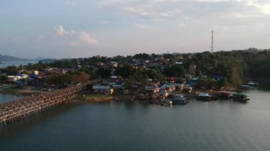 Sangklaburi Tayland Pzt köprünün havadan görünümü